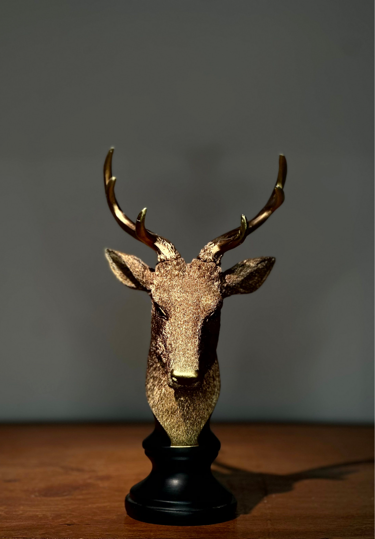 Escultura Decorativa Cabeza de Ciervo Dorado sobre Base Negra