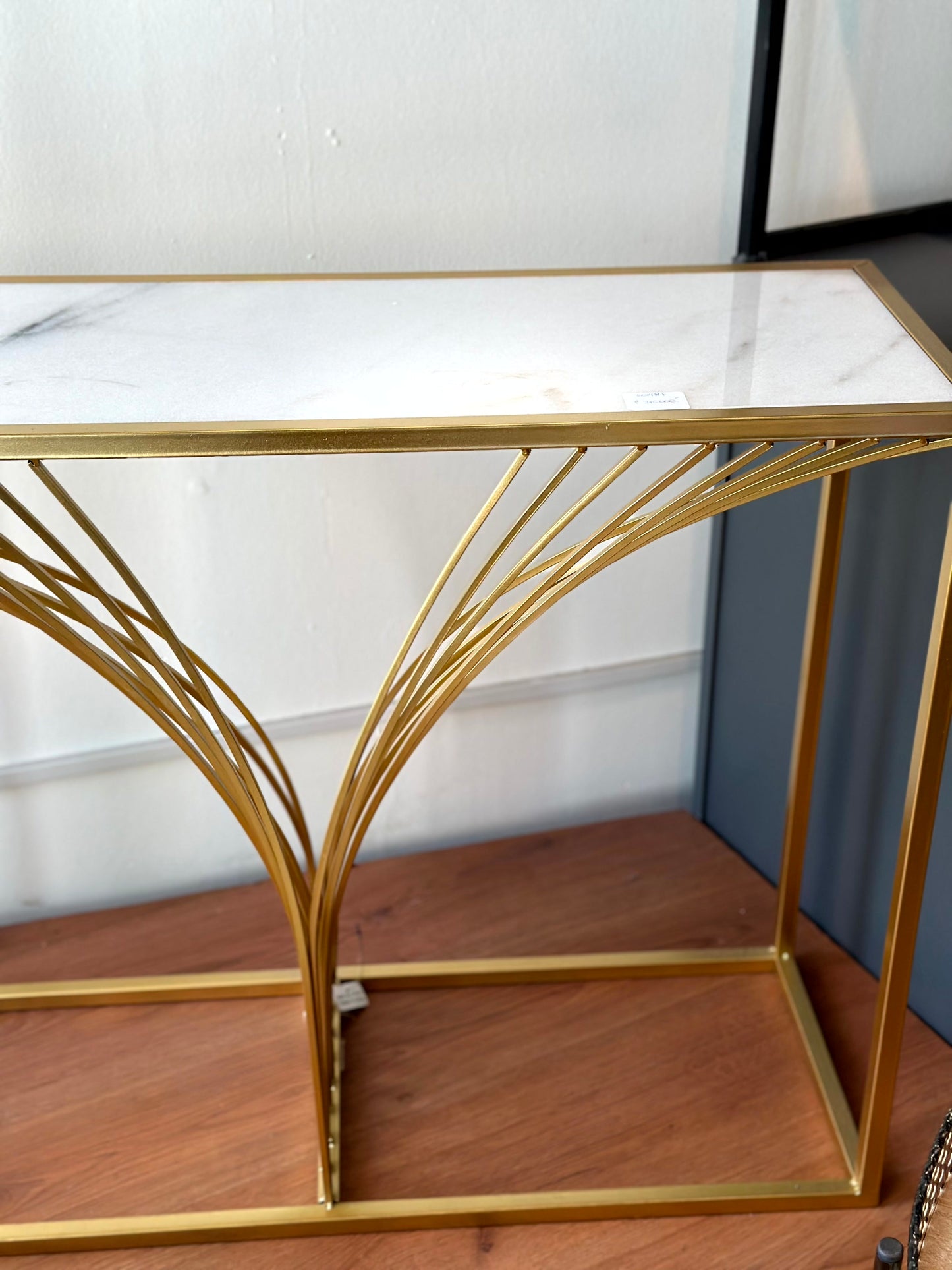 Mesa Arrimo De Marmól con Base Dorada