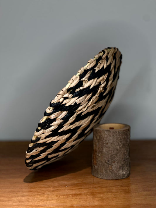 Plato Decorativo de Fibras Naturales – Diseño Étnico Bicolor