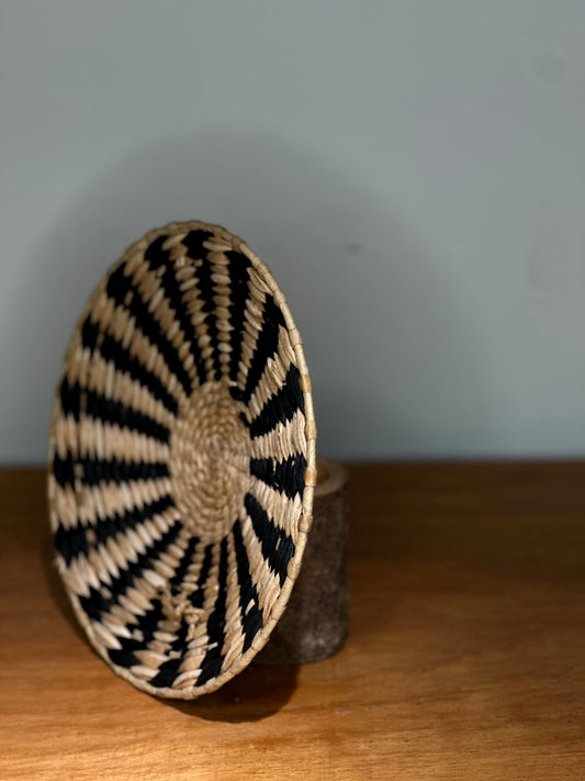 Plato Decorativo de Fibras Naturales – Diseño Radial Negro y Crudo