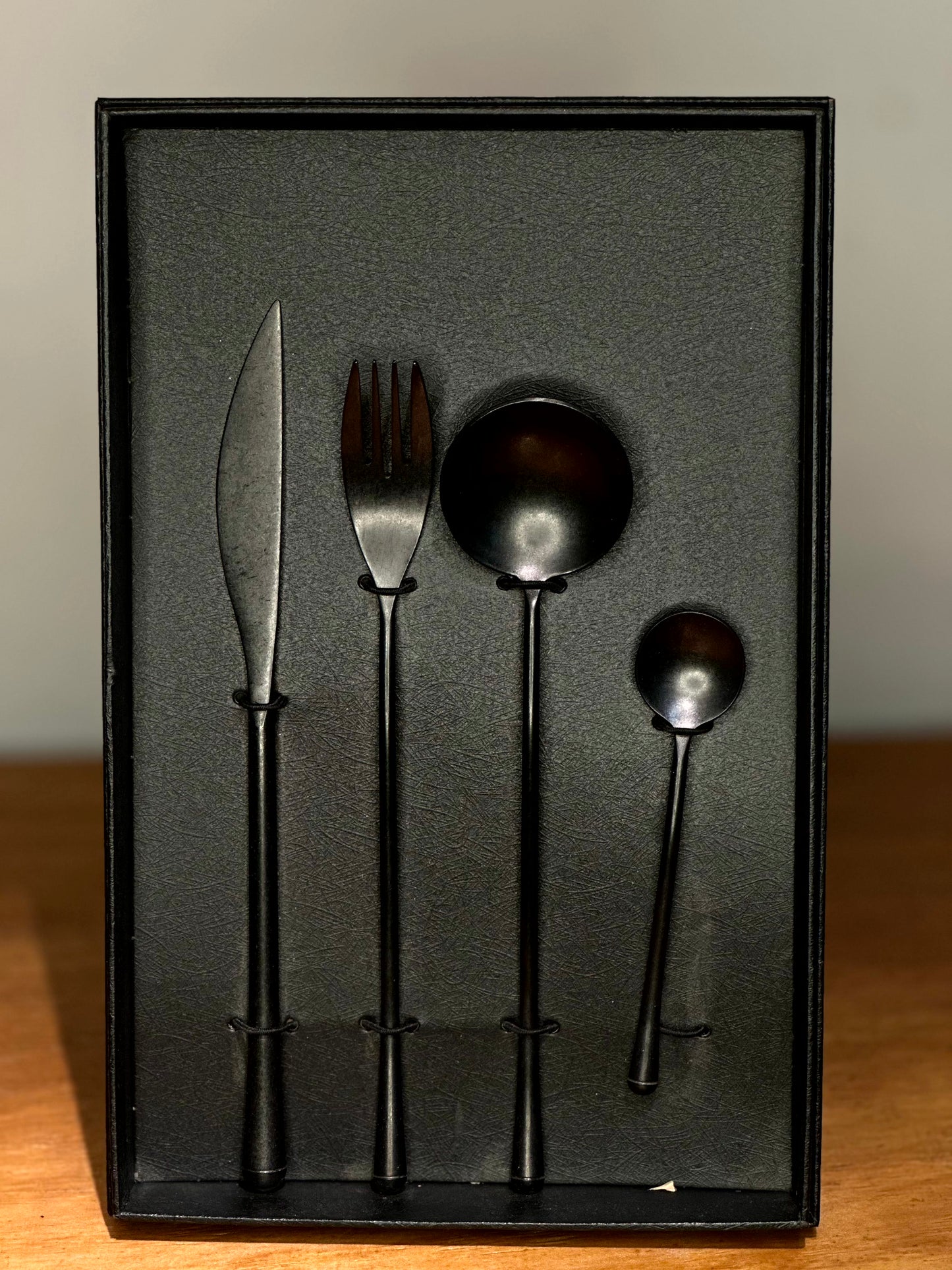 Set de Cubiertos Negro Mate – 4 Piezas de Lujo