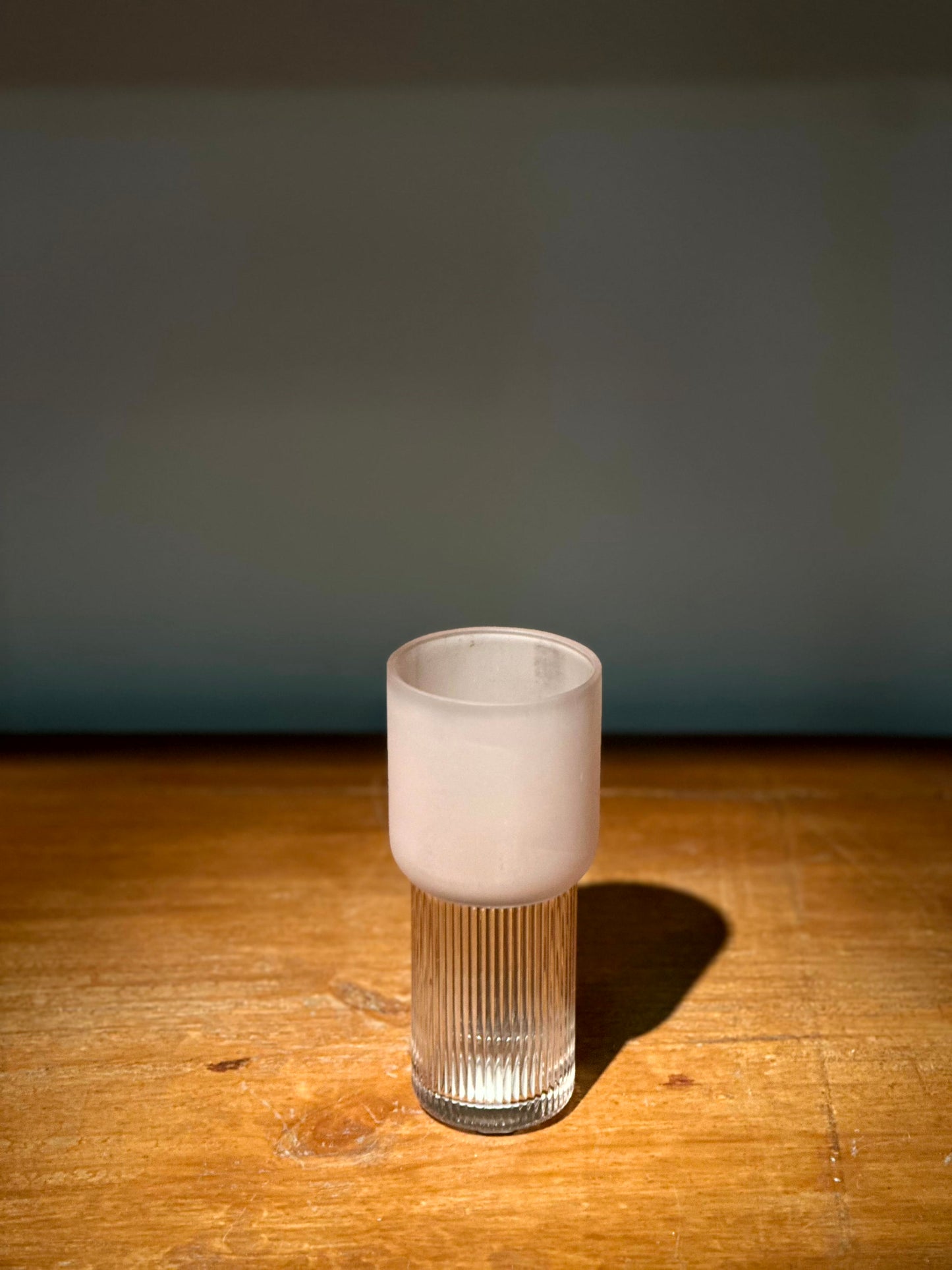 Florero de Vidrio Rosado Frosted con Base Texturada