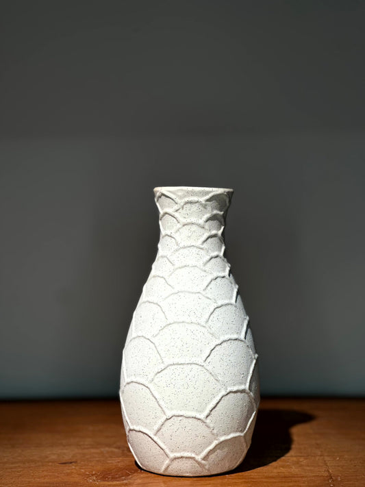 Florero Decorativo Blanco con Textura Escamas