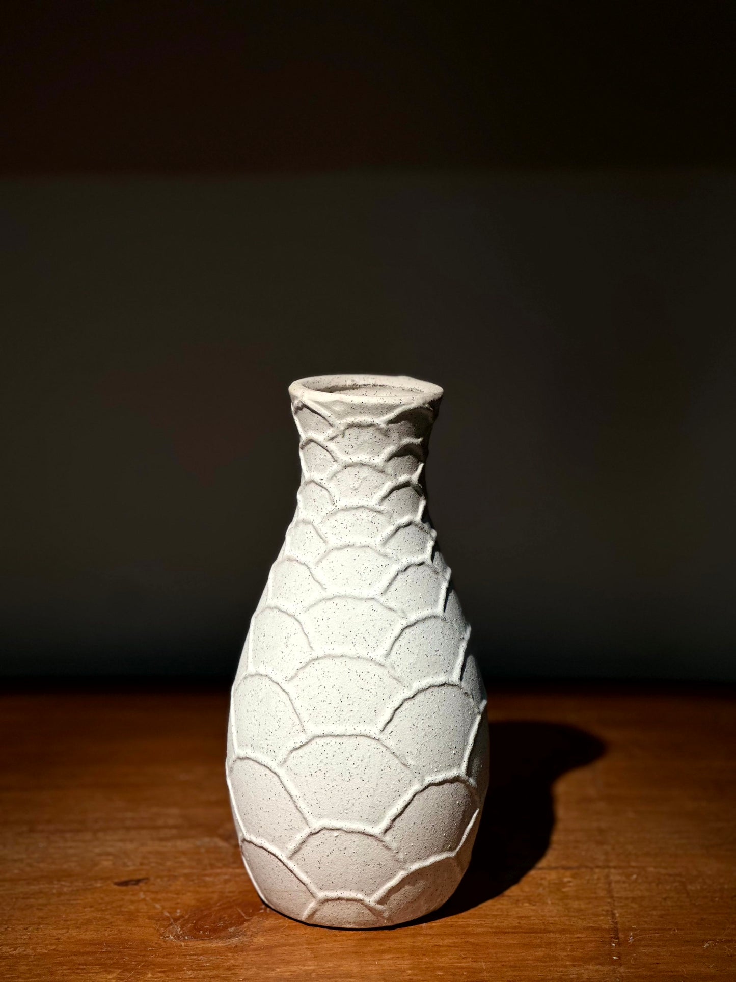 Florero Decorativo Blanco con Textura Escamas