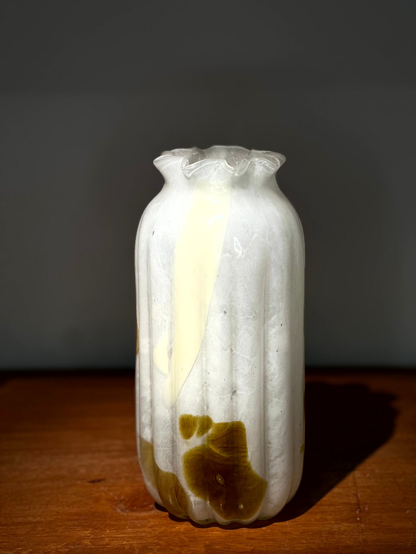 Florero de Vidrio Artístico Blanco y Ámbar