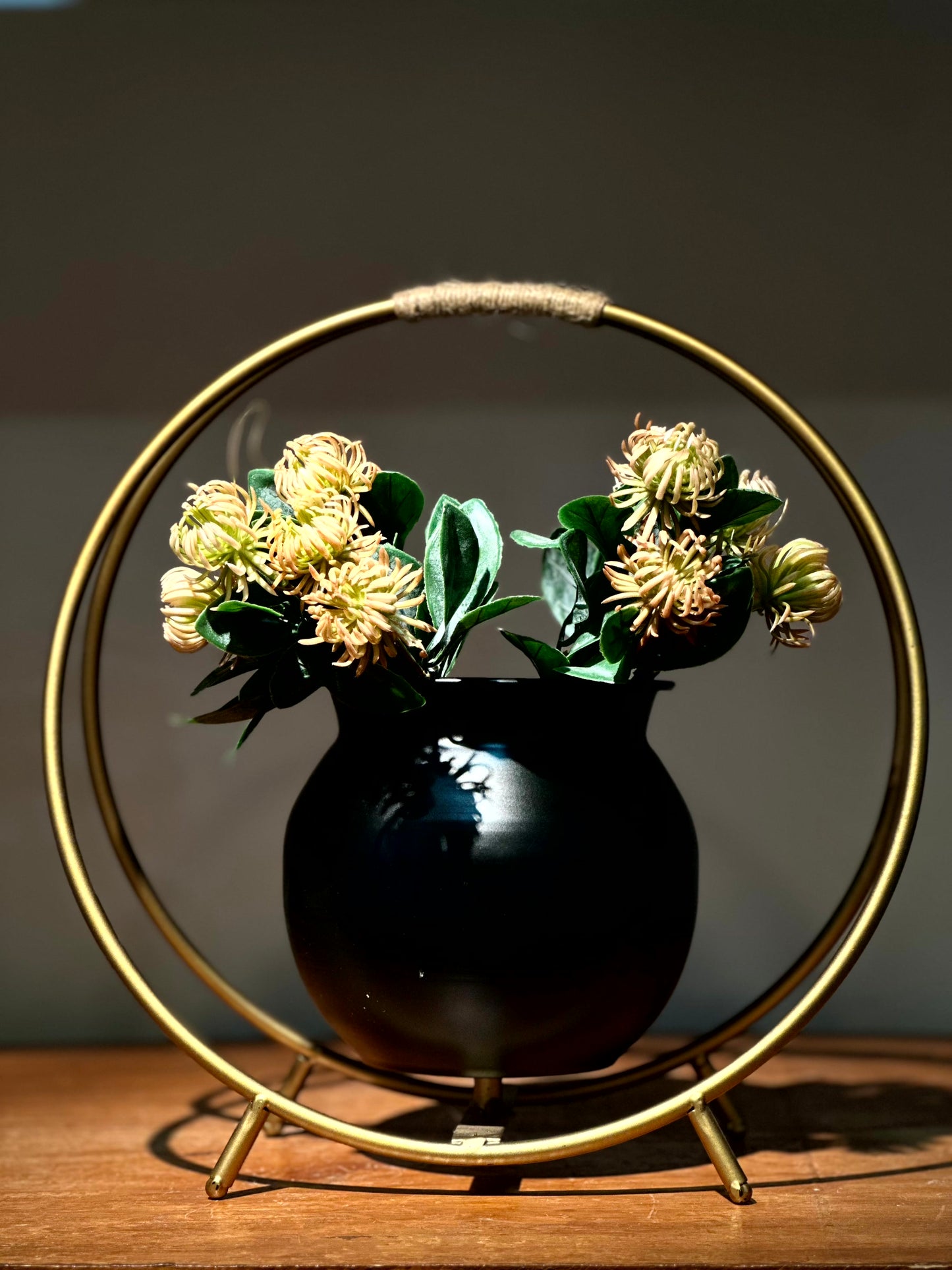 Florero Decorativo Negro con Estructura Circular Dorada