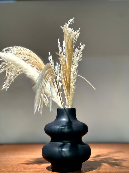 Florero Decorativo Negro Escultórico Bajo