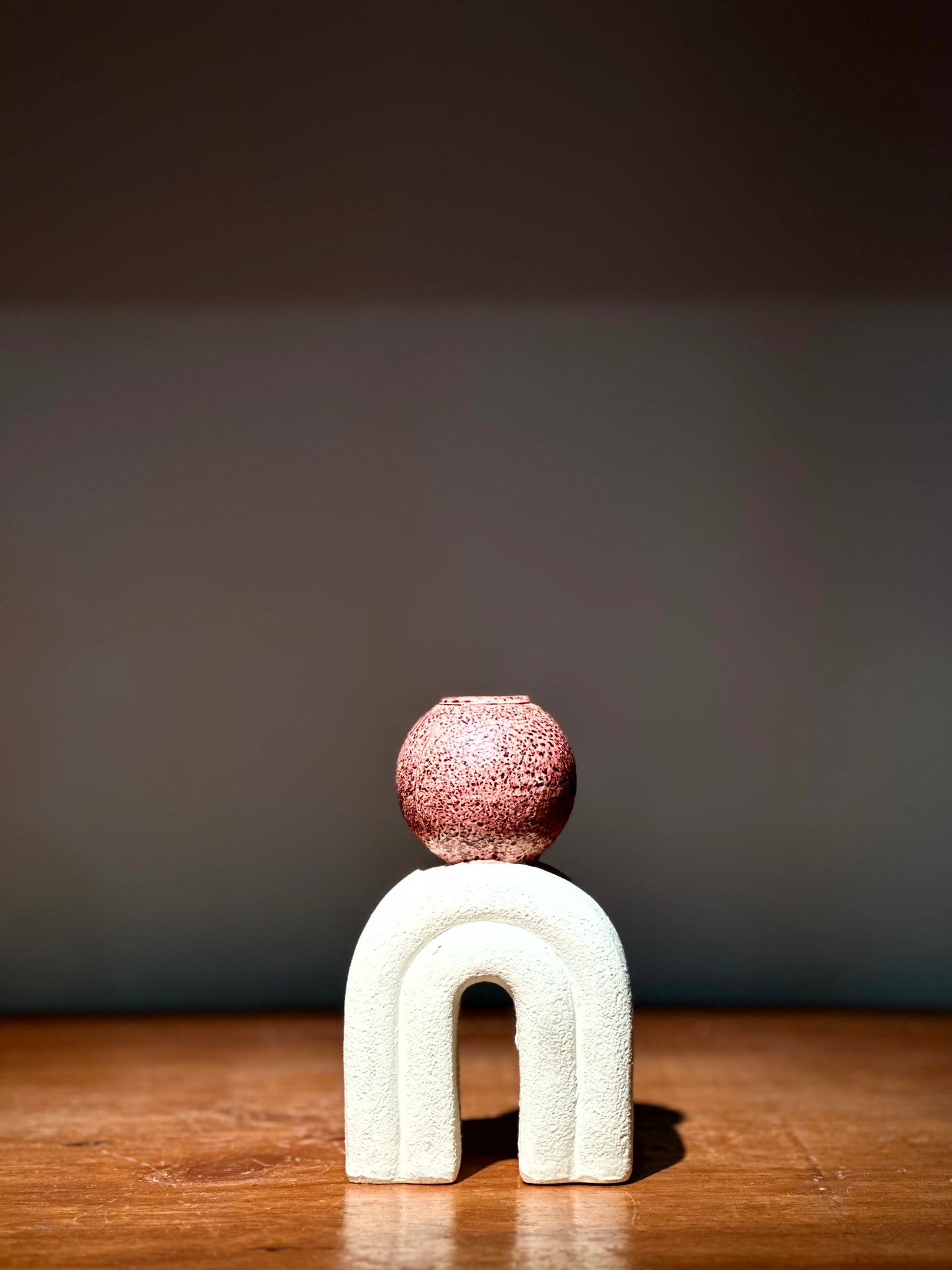 Candelabro Escultórico con Base en Forma de Arco Blanco y Esfera Roja