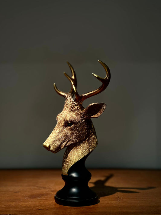 Escultura Decorativa Cabeza de Ciervo Dorado sobre Base Negra