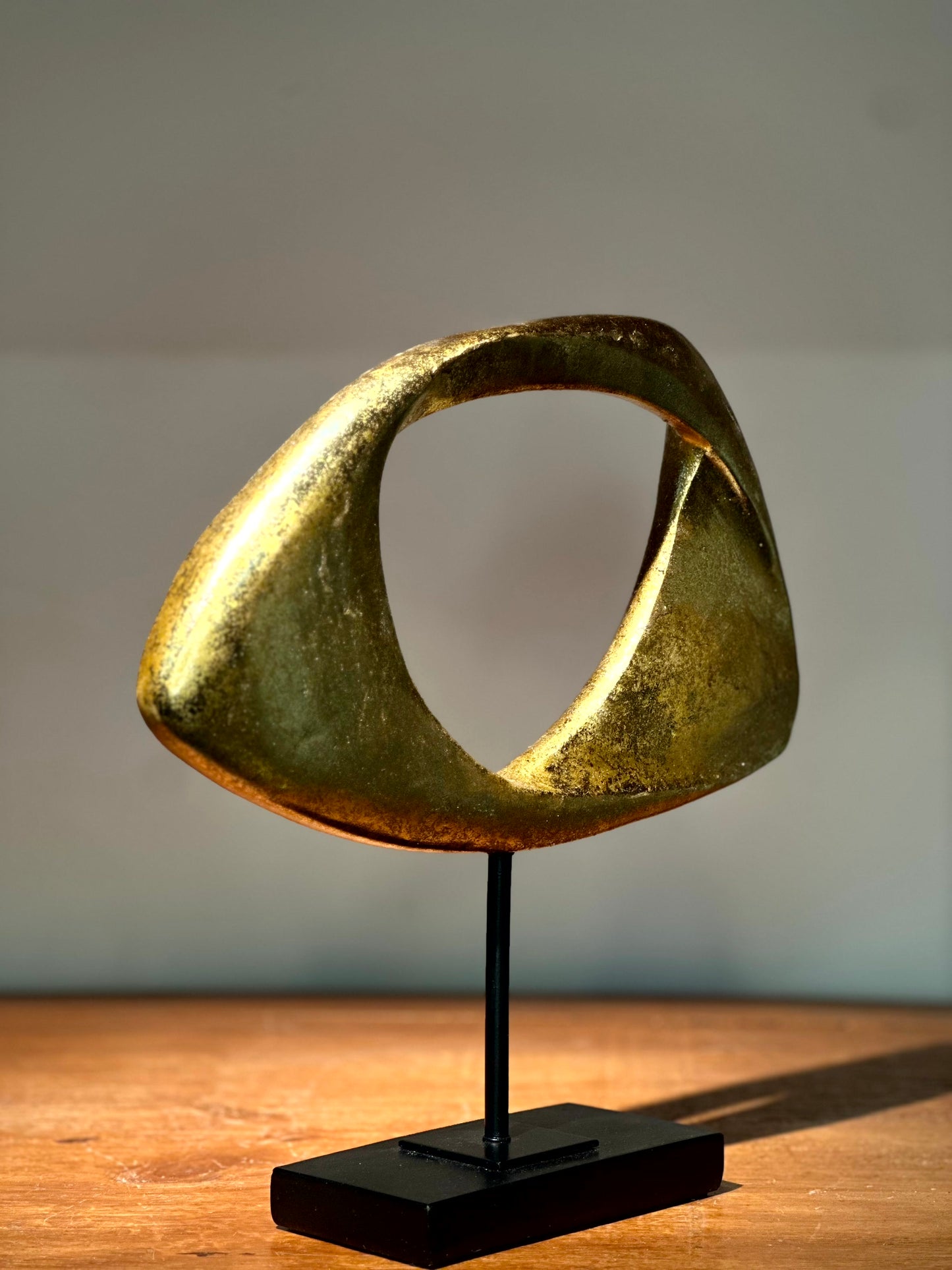 Escultura Abstracta Dorada con Base