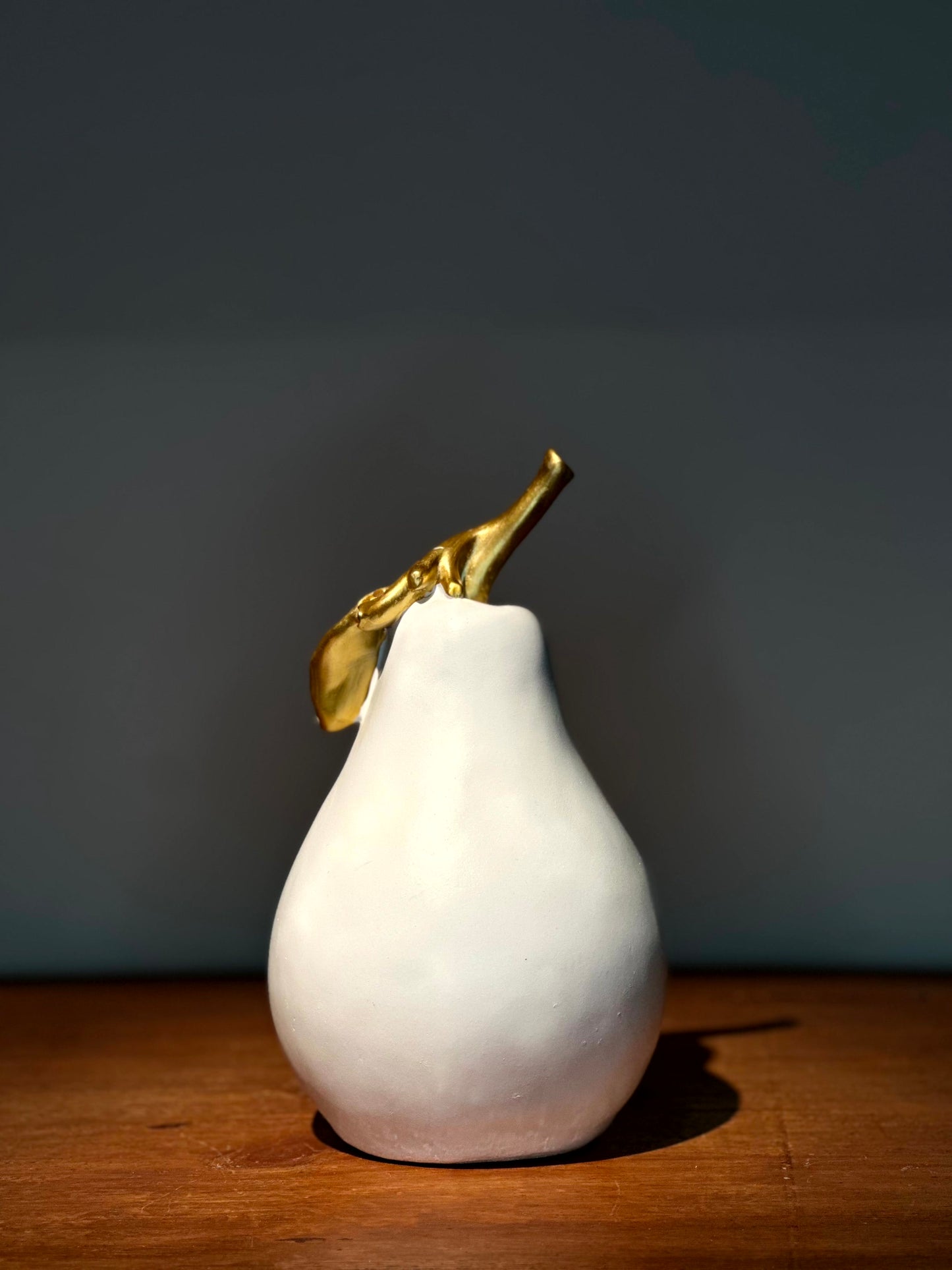 Figura Decorativa Pera Blanca con Hoja Dorada