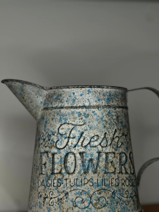 Florero Vintage Azul con Relieve “Fresh Flowers”