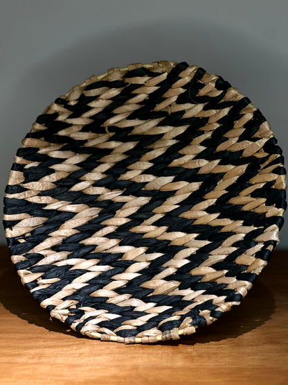 Plato Decorativo de Fibras Naturales – Diseño Étnico Bicolor