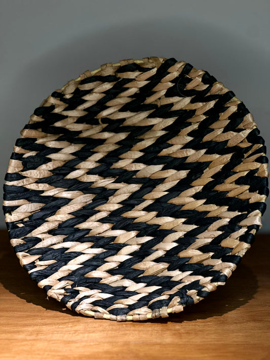 Plato Decorativo de Fibras Naturales – Diseño Étnico Bicolor