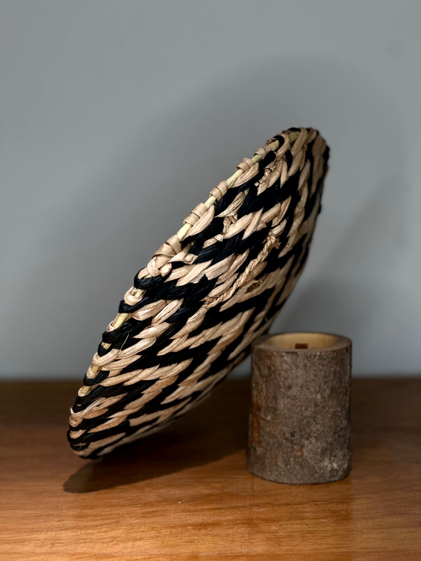 Plato Decorativo de Fibras Naturales – Diseño Étnico Bicolor