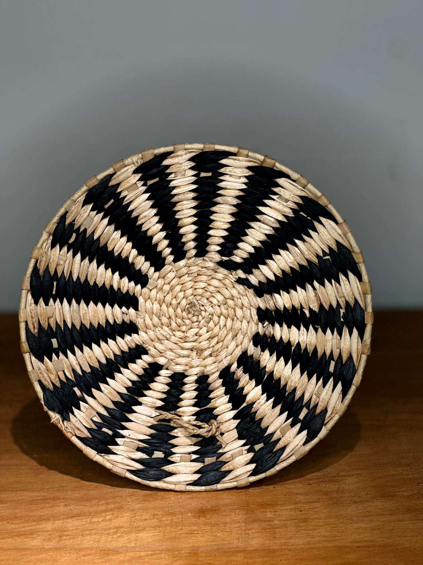 Plato Decorativo de Fibras Naturales – Diseño Radial Negro y Crudo