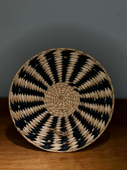 Plato Decorativo de Fibras Naturales – Diseño Radial Negro y Crudo