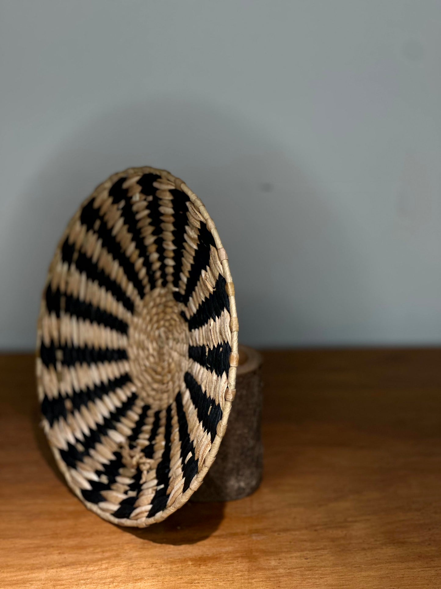 Plato Decorativo de Fibras Naturales – Diseño Radial Negro y Crudo