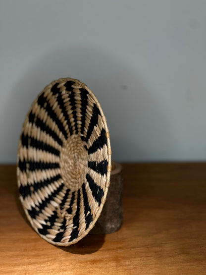 Plato Decorativo de Fibras Naturales – Diseño Radial Negro y Crudo