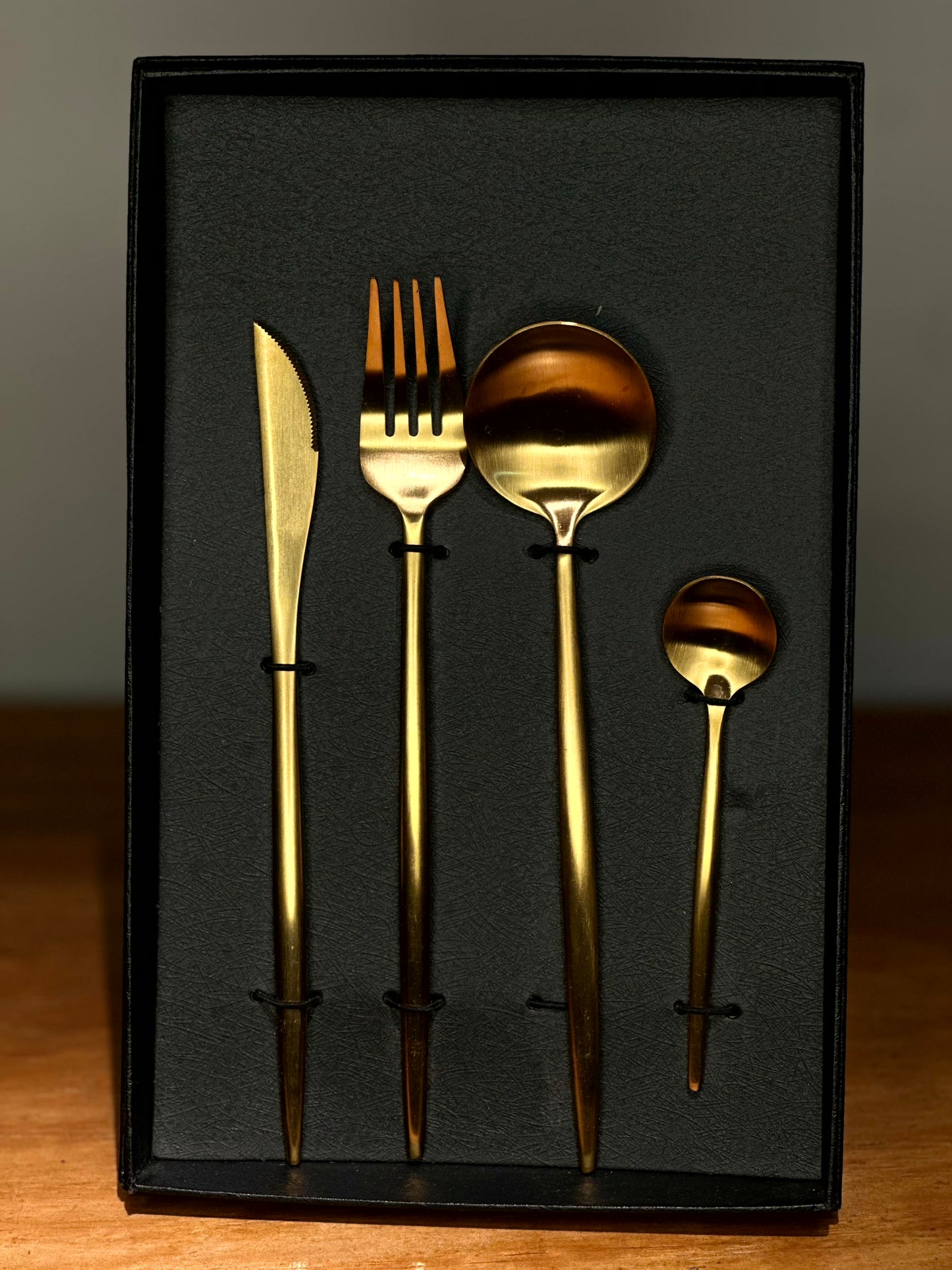 Set de Cubiertos Dorados – 4 Piezas de Lujo