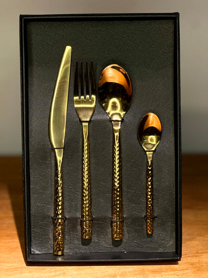 Set de Cubiertos Dorados Martillados – 4 Piezas de Lujo
