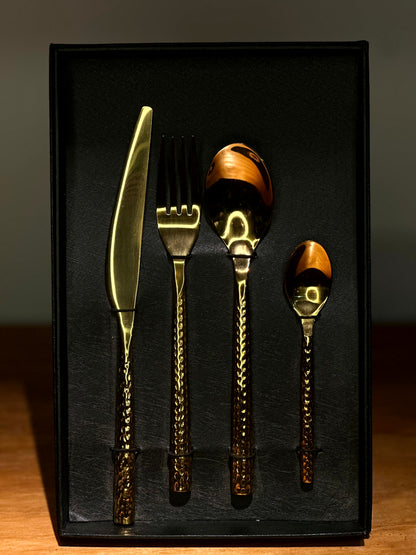 Set de Cubiertos Dorados Martillados – 4 Piezas de Lujo