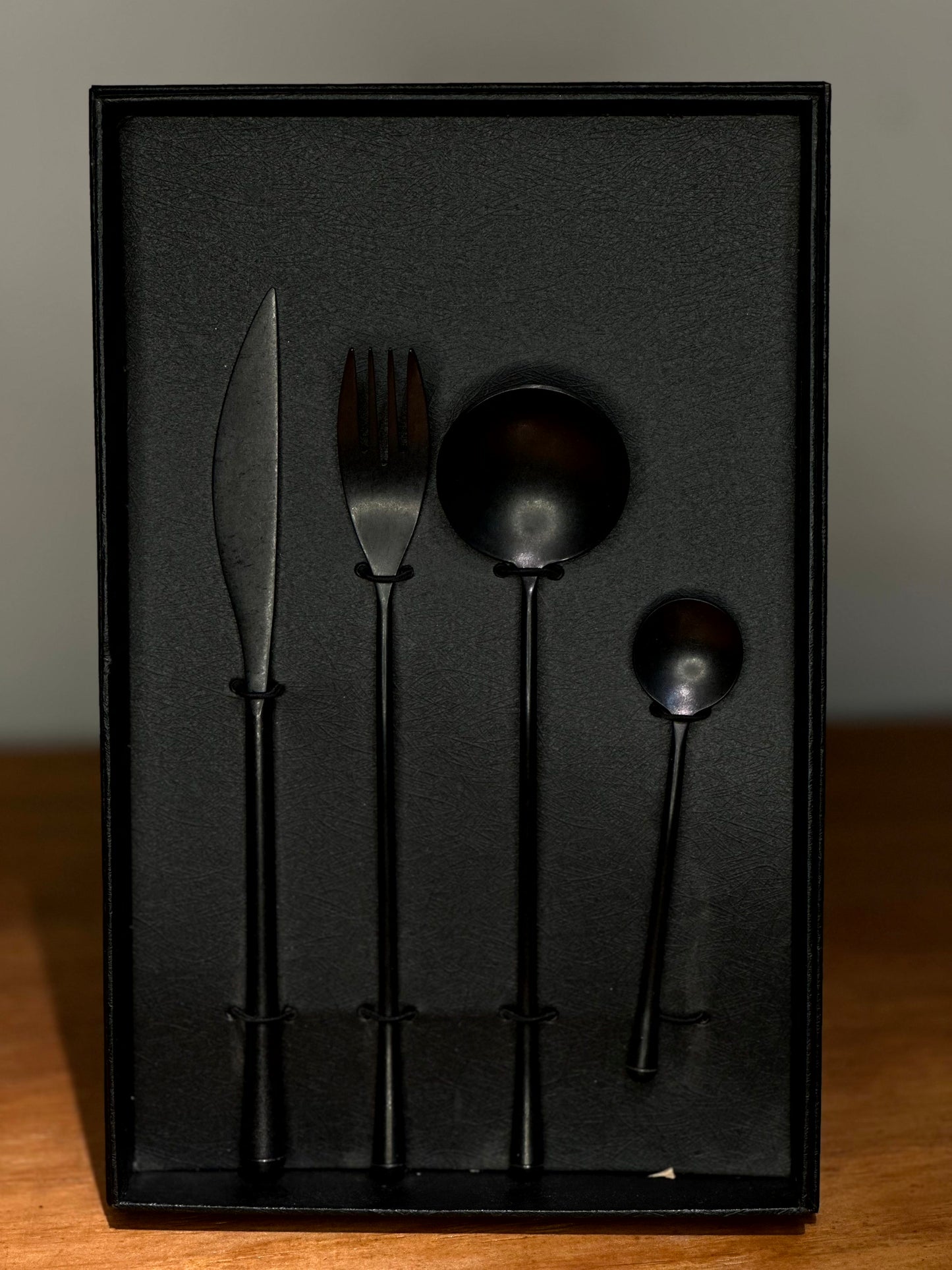Set de Cubiertos Negro Mate – 4 Piezas de Lujo