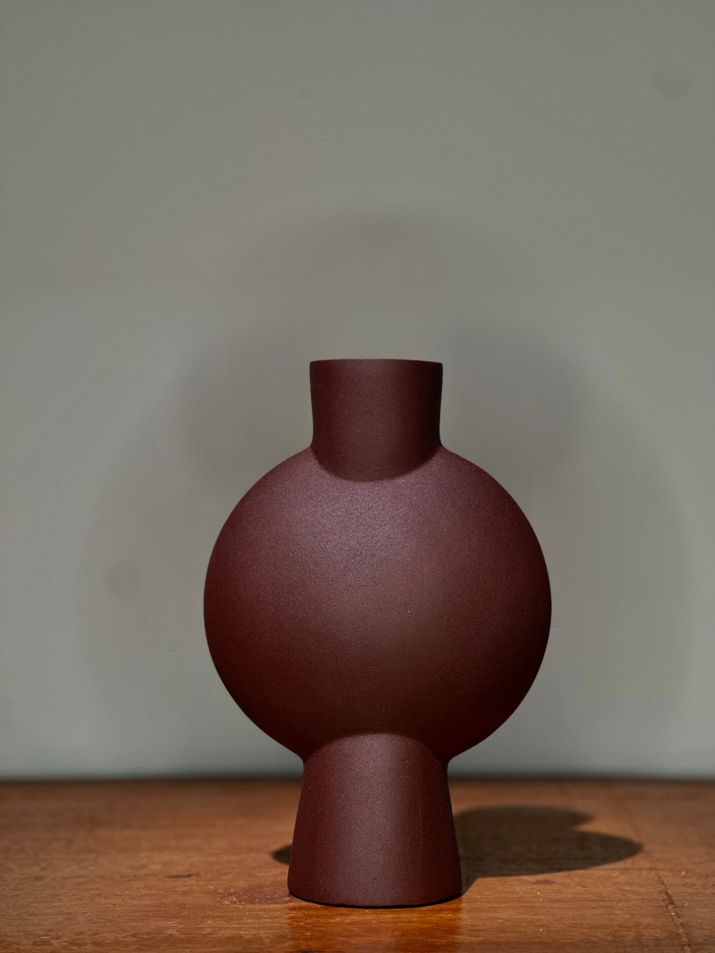 Florero Escultórico Burdeo Mate