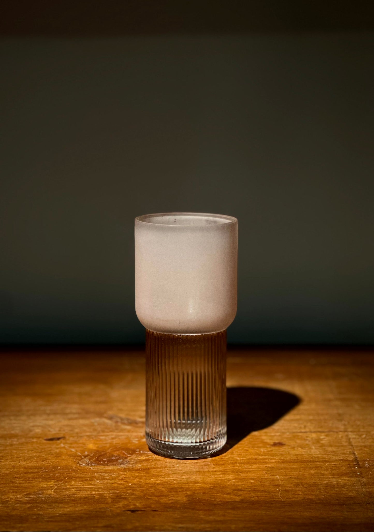 Florero de Vidrio Rosado Frosted con Base Texturada