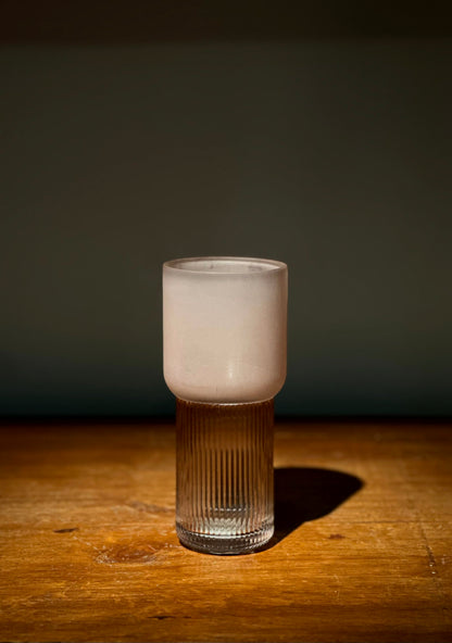 Florero de Vidrio Rosado Frosted con Base Texturada