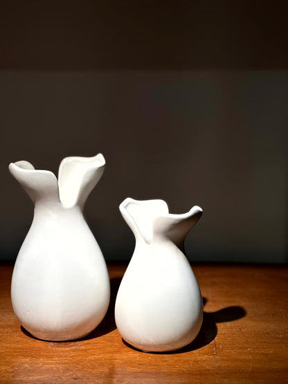 Florero Blanco Orgánico con Bordes Ondulados – 2 Tamaños