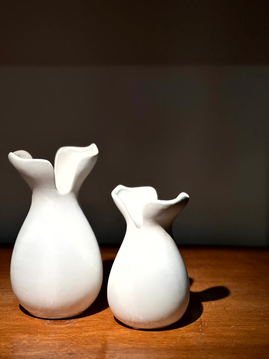 Florero Blanco Orgánico con Bordes Ondulados – 2 Tamaños