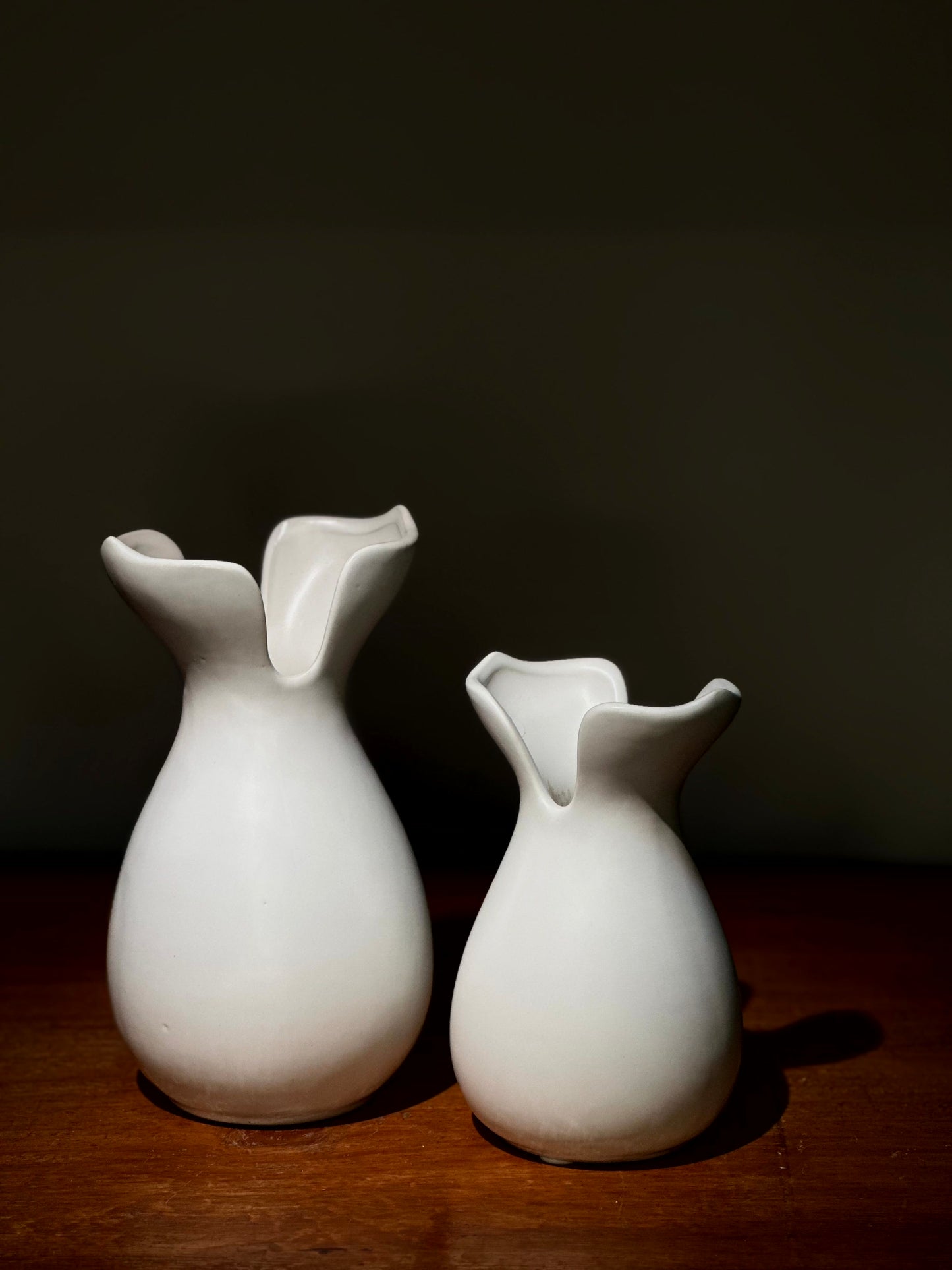 Florero Blanco Orgánico con Bordes Ondulados – 2 Tamaños