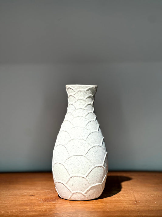 Florero Decorativo Blanco con Textura Escamas