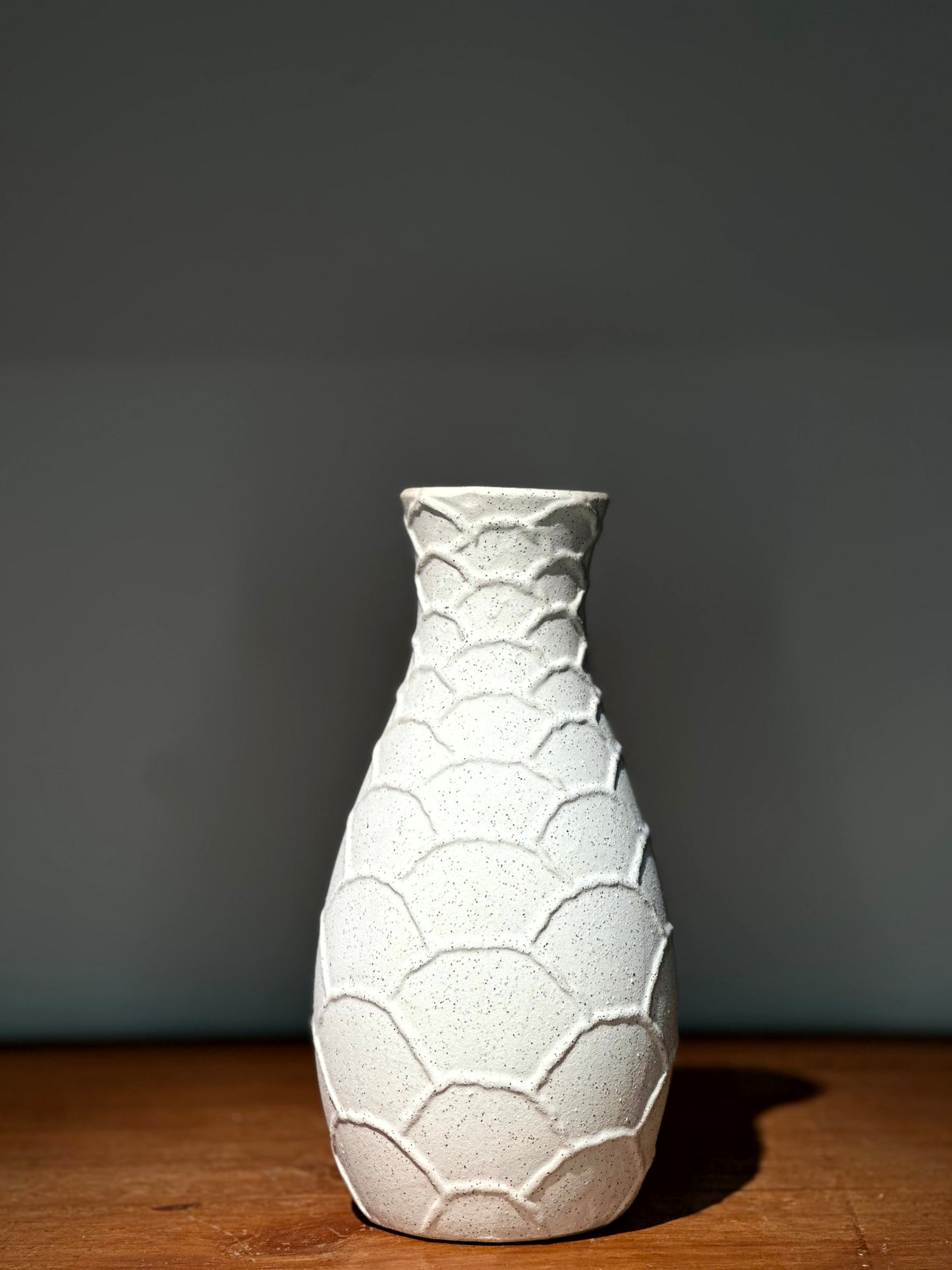 Florero Decorativo Blanco con Textura Escamas