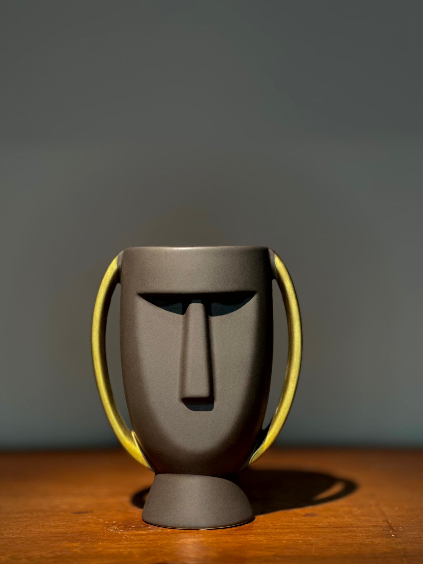 Florero Decorativo Rostro con Asas Doradas