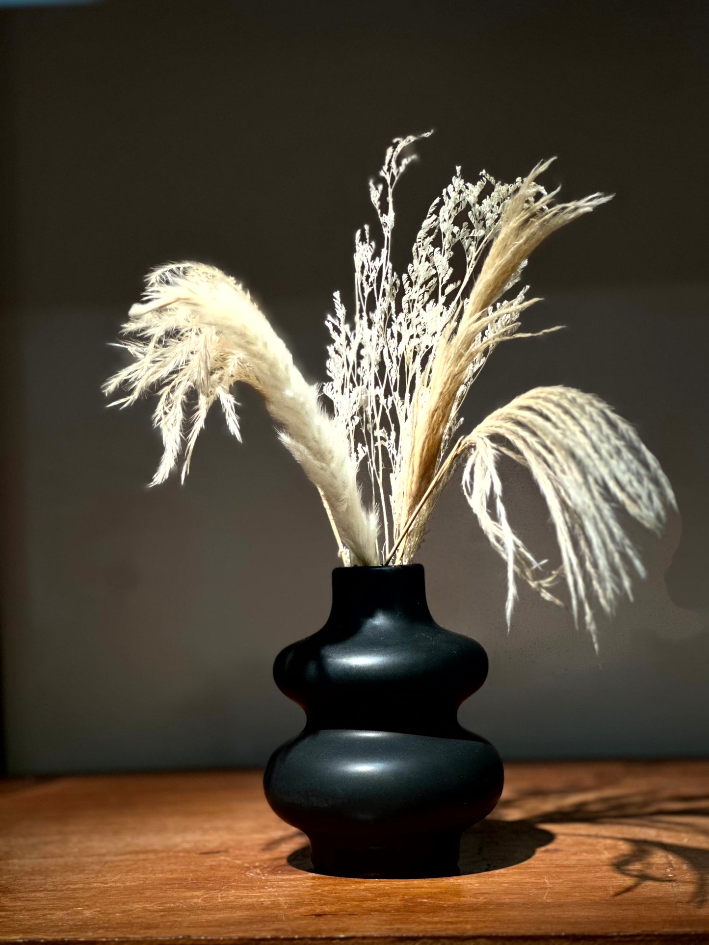 Florero Decorativo Negro Escultórico Bajo