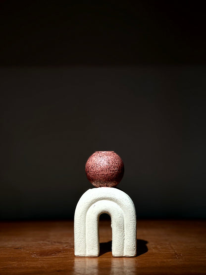 Candelabro Escultórico con Base en Forma de Arco Blanco y Esfera Roja