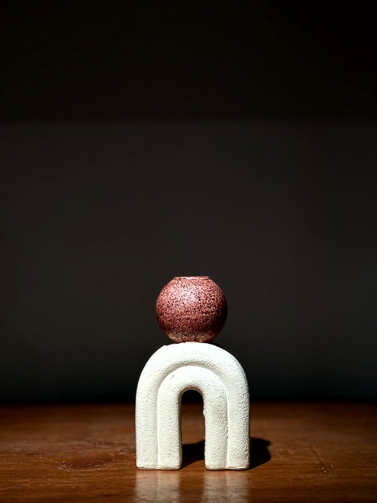 Candelabro Escultórico con Base en Forma de Arco Blanco y Esfera Roja