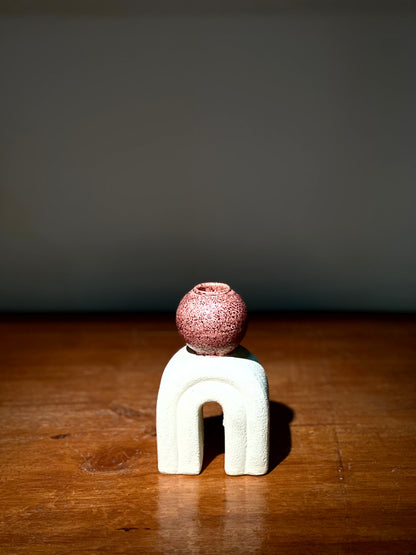 Candelabro Escultórico con Base en Forma de Arco Blanco y Esfera Roja