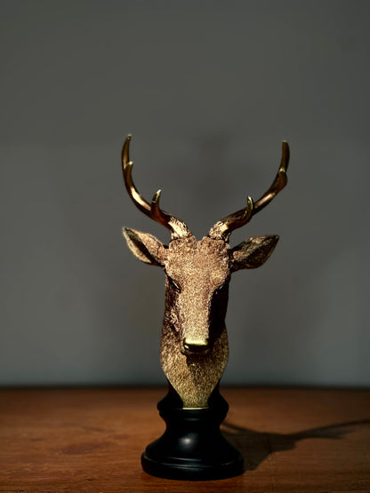 Escultura Decorativa Cabeza de Ciervo Dorado sobre Base Negra