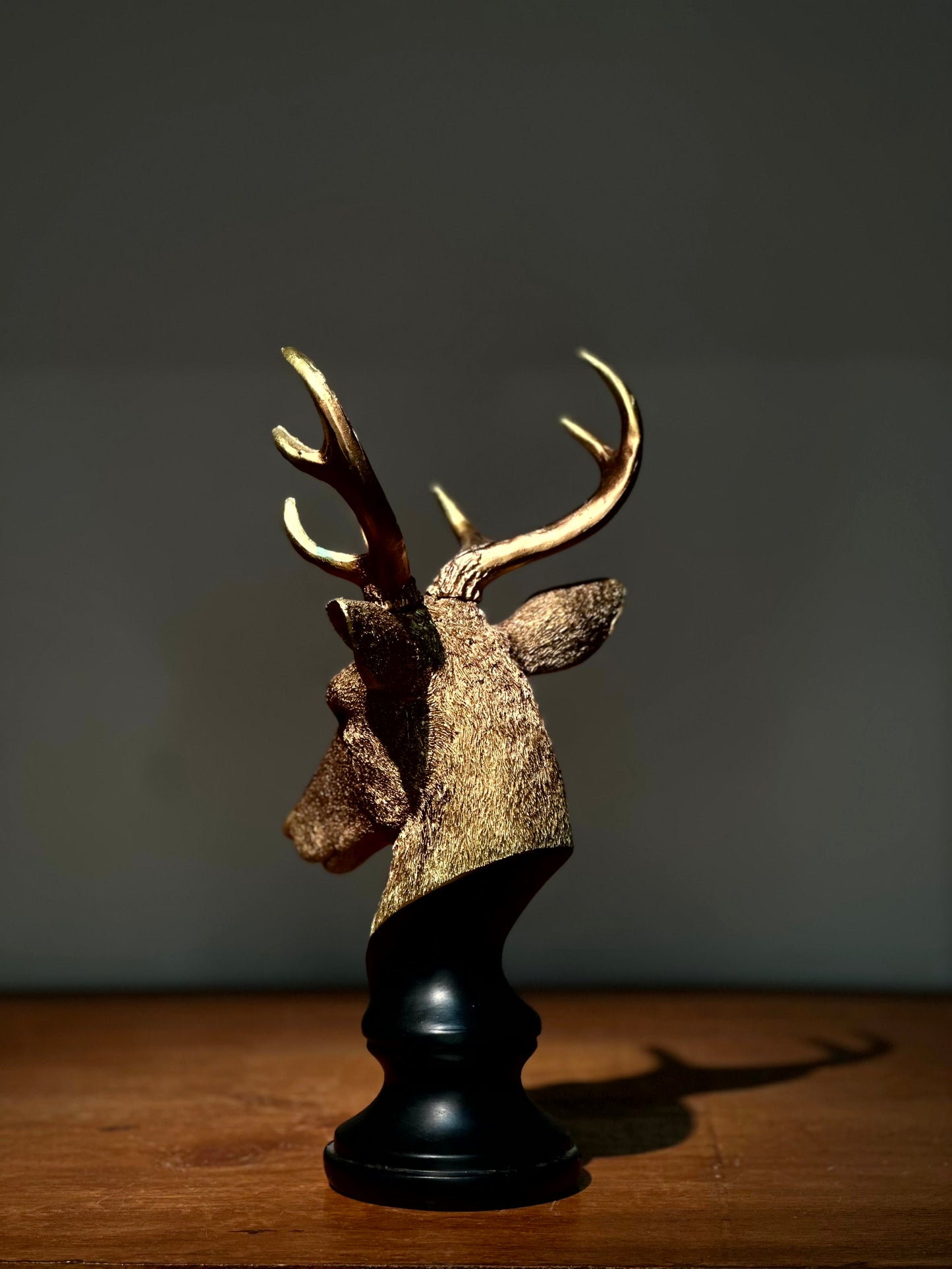 Escultura Decorativa Cabeza de Ciervo Dorado sobre Base Negra