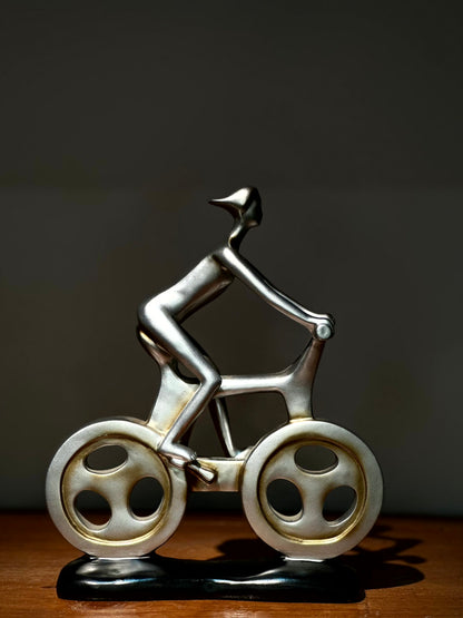 Escultura Decorativa Ciclista en Metal Plateado
