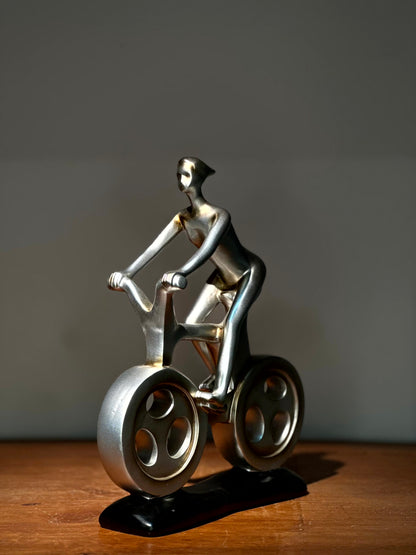 Escultura Decorativa Ciclista en Metal Plateado