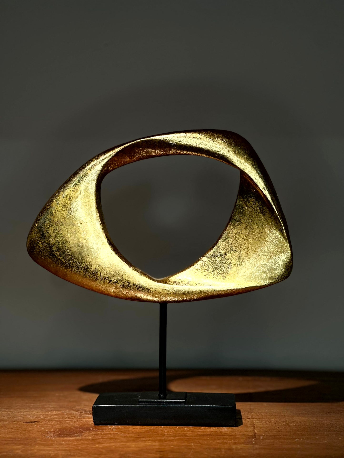 Escultura Abstracta Dorada con Base