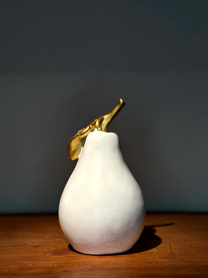 Figura Decorativa Pera Blanca con Hoja Dorada