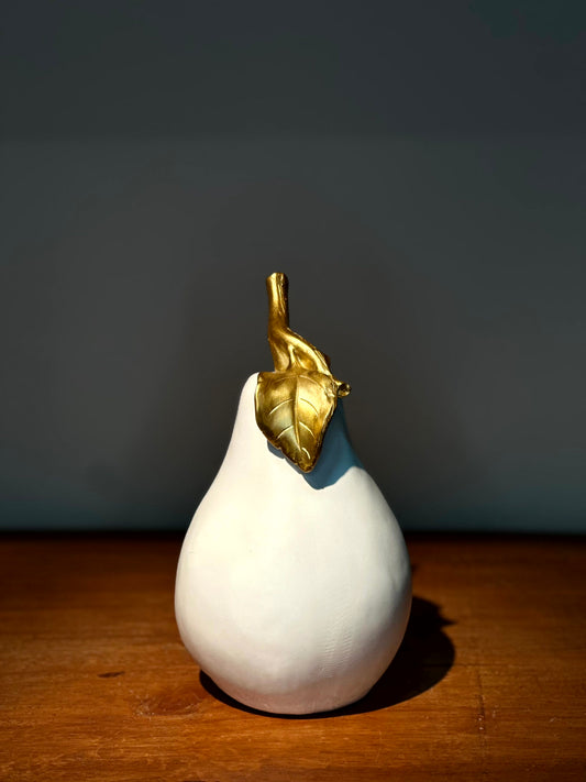 Figura Decorativa Pera Blanca con Hoja Dorada