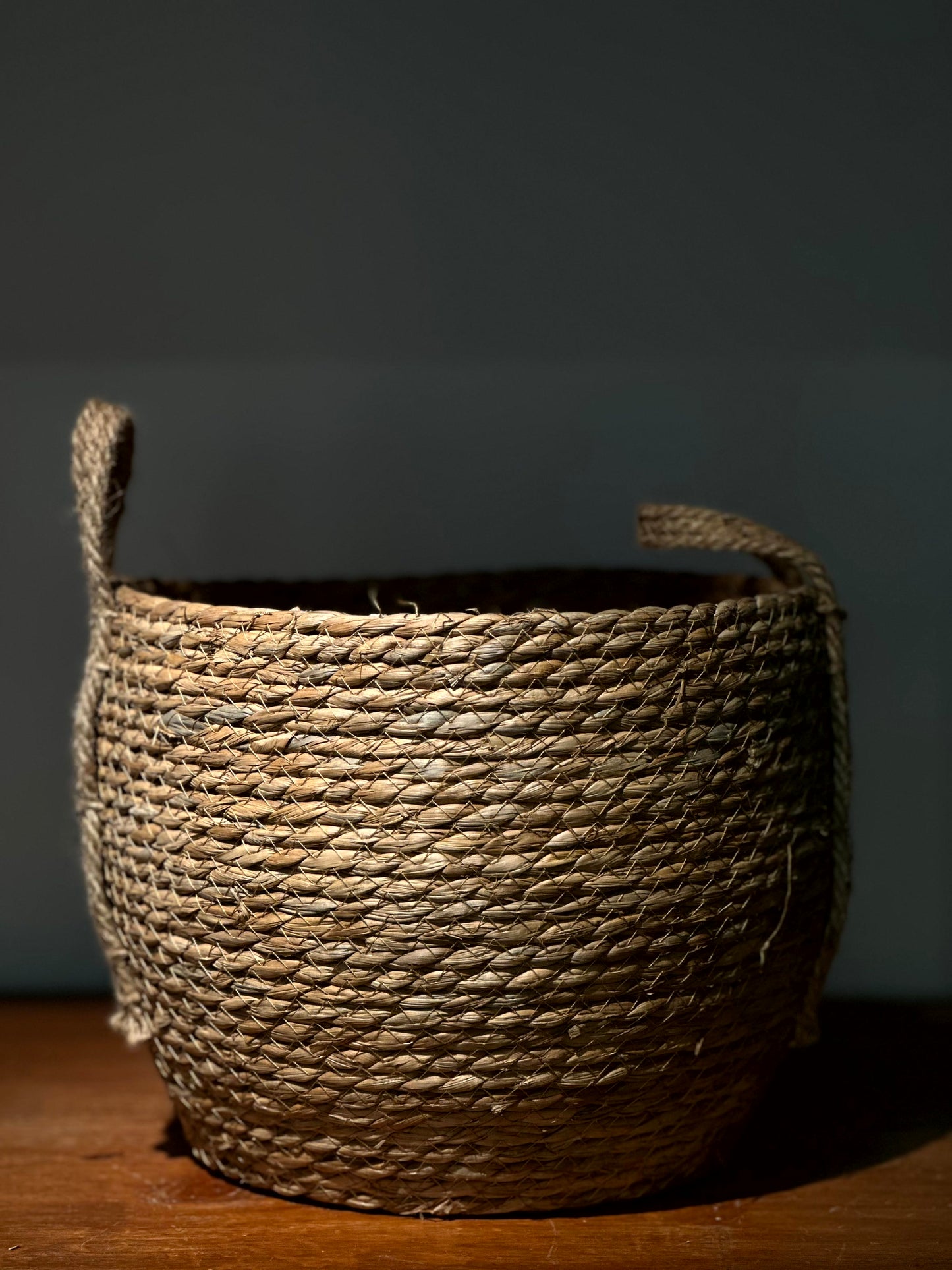 Canasto Trenzado Natural con Base Clara