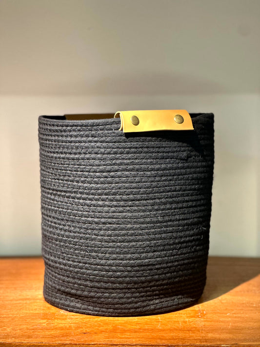 Canasto Negro de Cuerda con Asa de Cuero Sintético