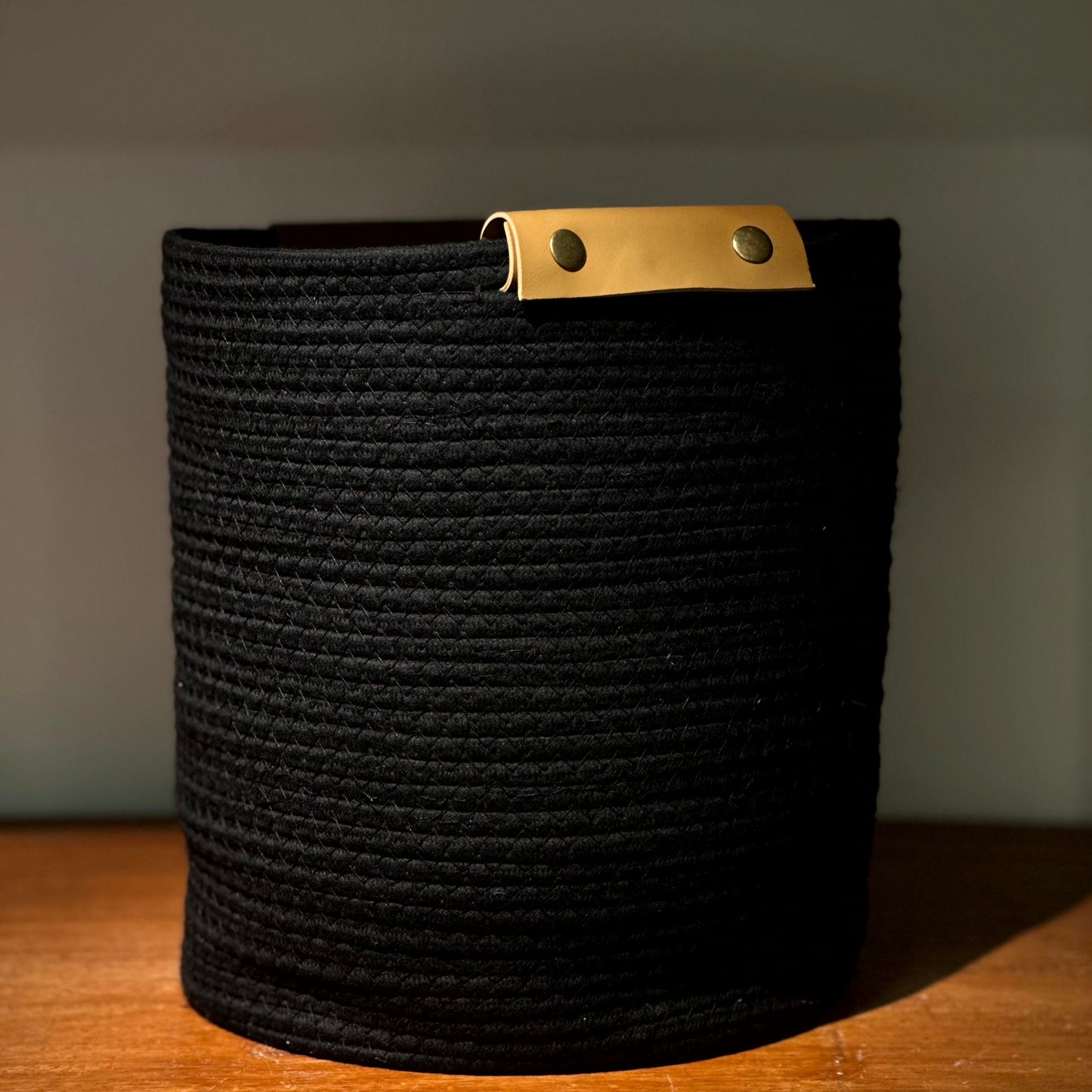 Canasto Negro de Cuerda con Asa de Cuero Sintético